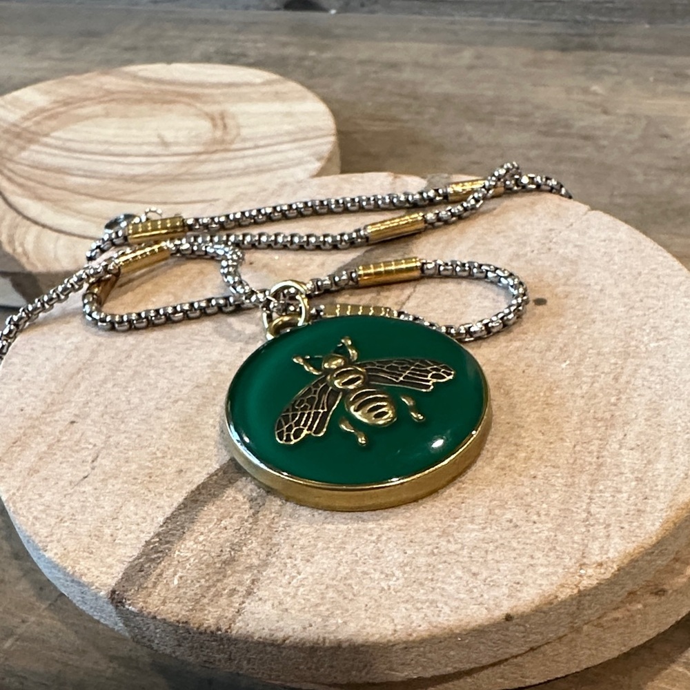 🐝GG Bee Enamel and Bronzed Pendant Necklace - Picture 6 of 6